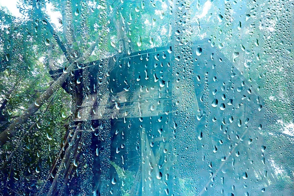 夏の雨濡れガラス 窓の外の雨の日に抽象的な背景風景ぼやけた背景 — ストック写真