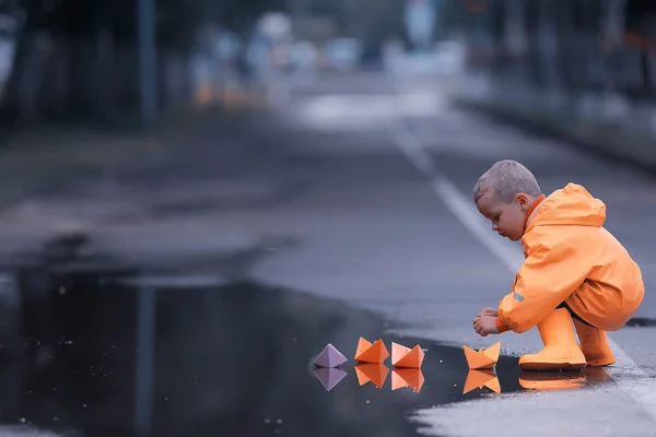 Een Jongen Speelt Boten Een Plas Jeugd Lopen Herfst Spel — Stockfoto