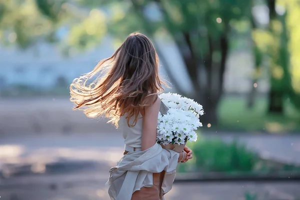 도시에서 행복한 아름다운 소녀는 거리에 꽃다발을 — 스톡 사진