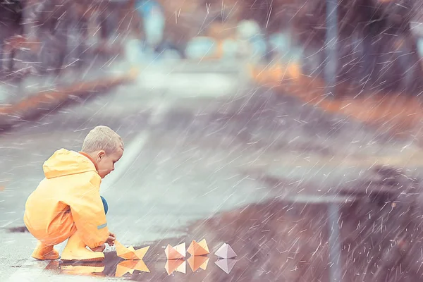 Ein Junge Spielt Boote Einer Pfütze Kindheit Spaziergang Herbstspiel Park — Stockfoto