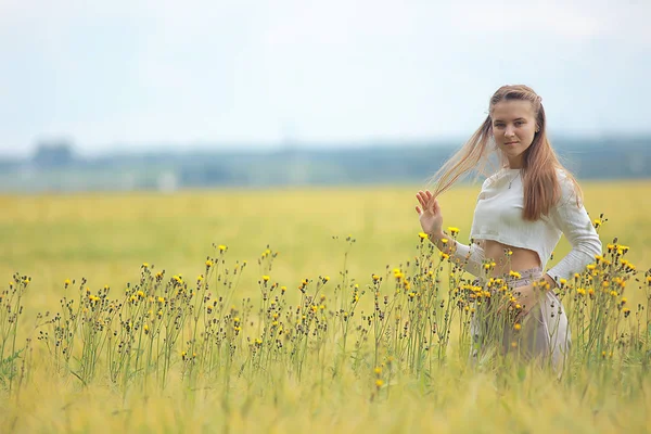 Tineri Adult Fată Sexy Domeniu Conceptul Fericire Vară Femeie Frumoasă — Fotografie, imagine de stoc