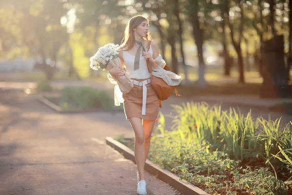 Menina Feliz Com Flores Cidade Verão Foto Jovem Menina Bonita — Fotografia de Stock