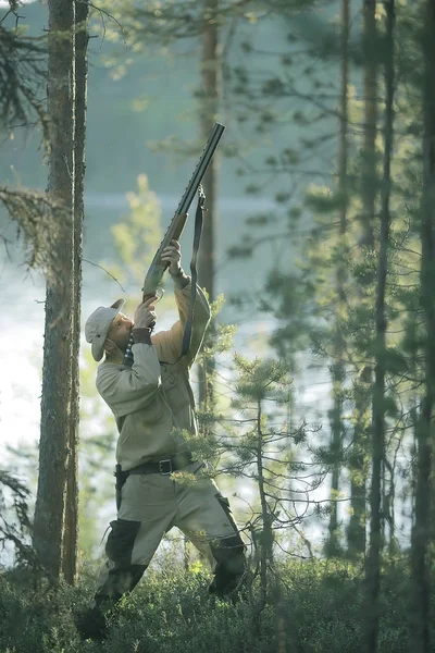 Man Går Jakt Skog Sommar Landskap Skogen Huntsman Med Jakt — Stockfoto