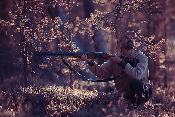 秋の森で銃狩りをする狩猟男 ハンター タイガの黄色い木々の風景 — ストック写真