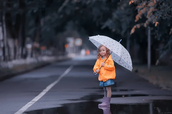 傘を持つ小さな女の子 小さな子供 雨の秋の散歩 傘を持つ濡れ天候の子供 — ストック写真