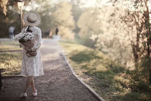 Lycklig Romantisk Tjej Stråhatt Ung Modell Klänning Sommardag Happiness Woman — Stockfoto