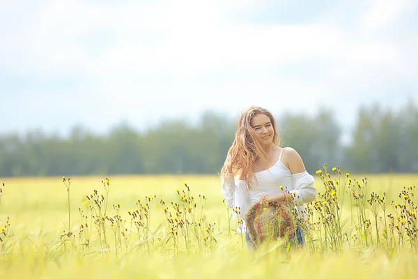 Autunno Campo Ragazza Salute Bella Giovane Modello Paesaggio Campo Estivo — Foto Stock