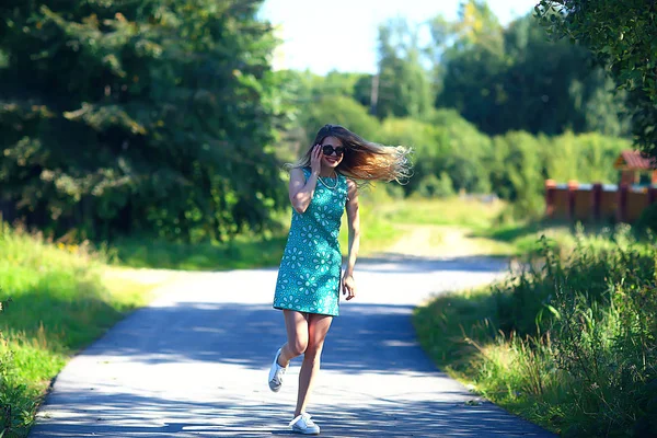 Lekfull Vuxen Ung Flicka Sommaren Virvlar Hoppning Glad Vacker Modell — Stockfoto