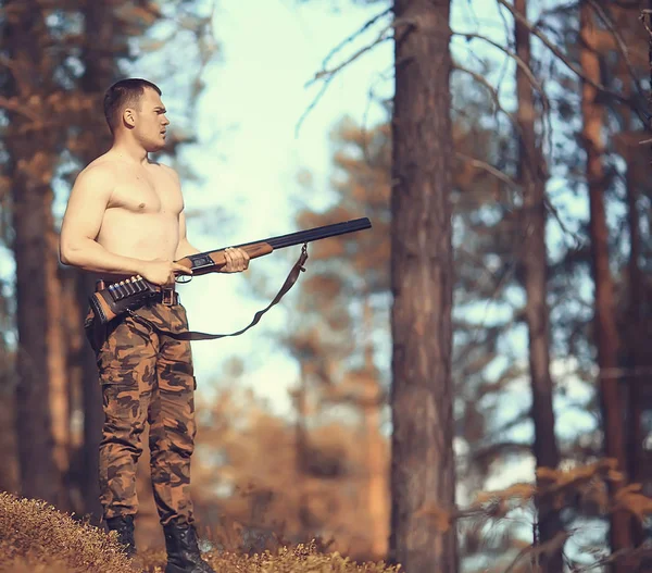 Caza Hombre Cazador Con Arma Caza Bosque Otoño Árboles Amarillos —  Fotos de Stock