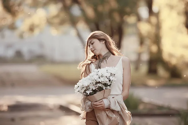 Kız Çiçek Bir Buket Tutan Parkta Bir Yürüyüş Romantik Genç — Stok fotoğraf