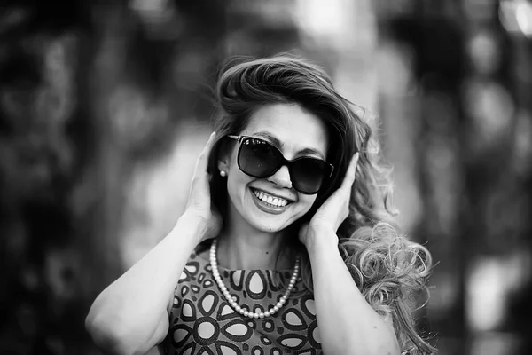 Fekete Fehér Portré Szexi Boldog Lány Szép Fiatal Felnőtt Csinos — Stock Fotó