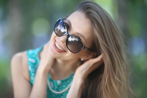 サングラスで陽気なブロンド 若い美しい女の子 サングラス 女性の夏の外観 — ストック写真