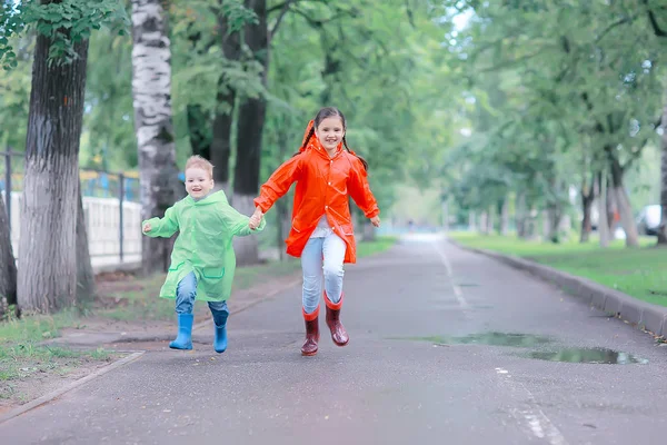 Gyerekek Futnak Esőkabát Nyári Park Eső Gyalog Testvére Nővére Gyermek — Stock Fotó