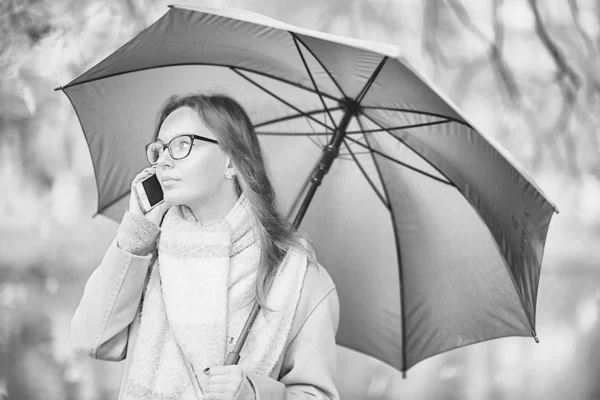 Donna Che Parla Telefono Autunno Pioggia Autunno Messaggio Meteo Sulla — Foto Stock