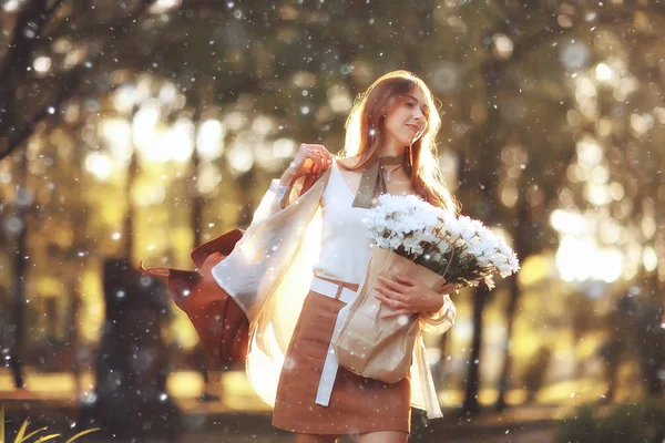 Peuplier Duvet Fille Bonheur Jeune Fille Adulte Dans Paysage Urbain — Photo