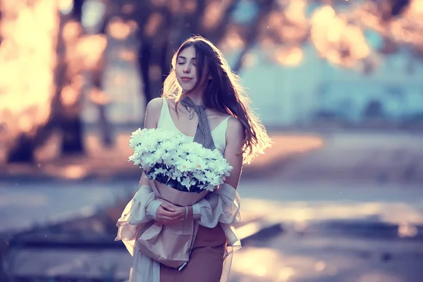 Flicka Väntar Stad Datum Lycklig Flicka Med Bukett Blommor Promenader — Stockfoto