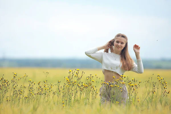Autumn Field Girl Health Beautiful Young Model Landscape Summer Field — Stock Photo, Image