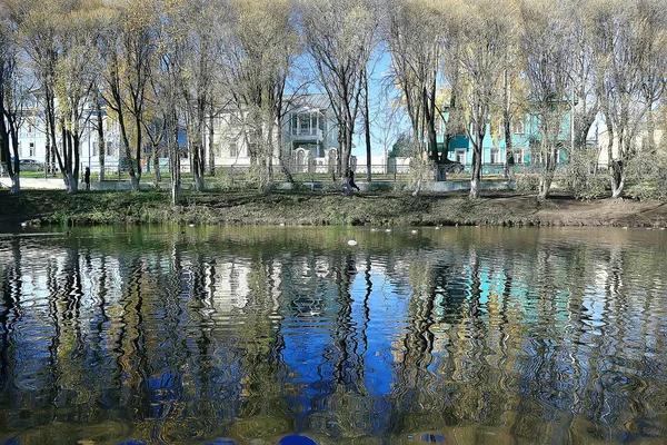 公園の秋の風景 落ち葉のある季節の黄色い風景晴れた公園 — ストック写真