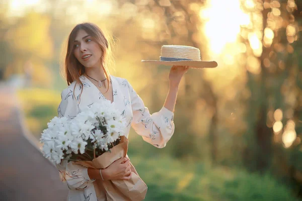 Lycklig Romantisk Tjej Stråhatt Ung Modell Klänning Sommardag Happiness Woman — Stockfoto
