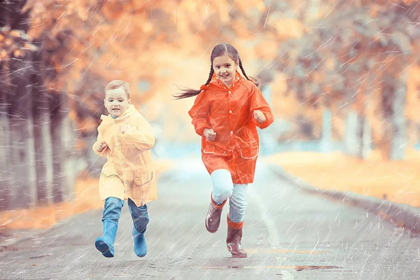 Bambini Corrono Nel Parco Giallo Autunno Pioggia Divertimento Passeggiata Autunno — Foto Stock