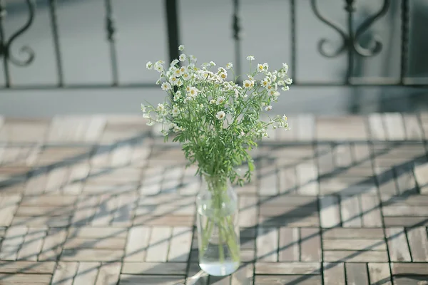 Buket Sedmikráků Koncept Letní Romantický Dar Pocta Kytice Divokých Květin — Stock fotografie