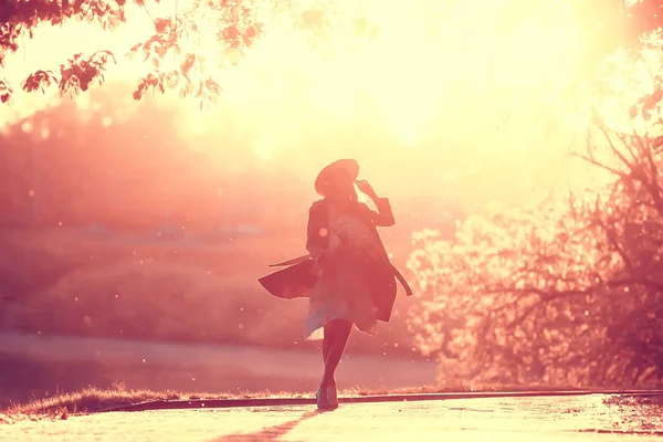 Glücklich Romantisches Mädchen Mit Strohhut Junges Modell Einem Kleid Sommertag — Stockfoto