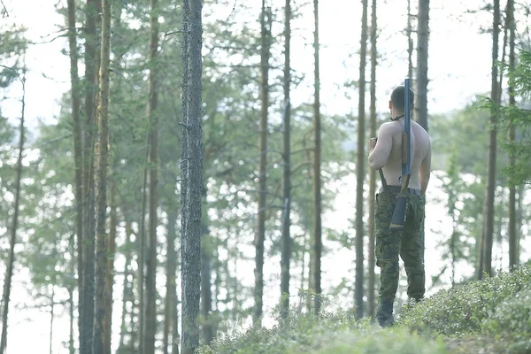 Człowiek Idzie Polowanie Las Lato Krajobraz Lesie Łowca Karabinu Myśliwego — Zdjęcie stockowe