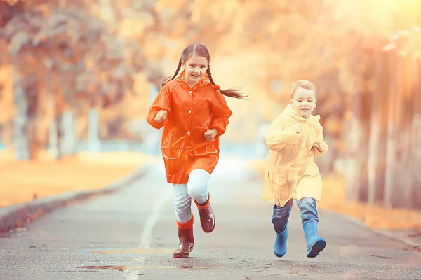 Bambini Corrono Nel Parco Giallo Autunno Pioggia Divertimento Passeggiata Autunno — Foto Stock