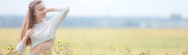 秋のフィールドで長い髪を持つブロンド 夏の風景の中で幸福健康若い大人モデルの概念 — ストック写真