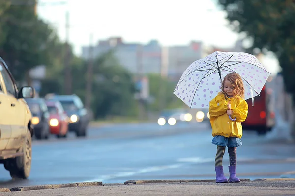 傘を持つ小さな女の子 小さな子供 雨の秋の散歩 傘を持つ濡れ天候の子供 — ストック写真