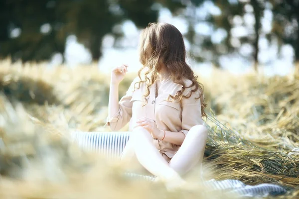 Lycklig Ung Vuxen Modell Gult Vetefält Sommar Lycka Concept Girl — Stockfoto