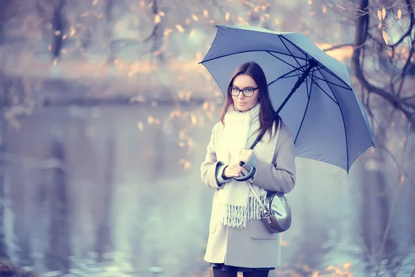 年轻女子伞秋 秋时尚外观 模型与伞 雨冷天气 — 图库照片