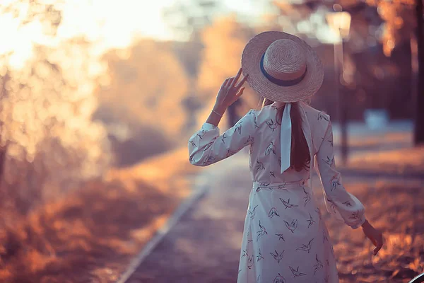 Menina Esperando Por Uma Data Cidade Menina Feliz Com Buquê — Fotografia de Stock