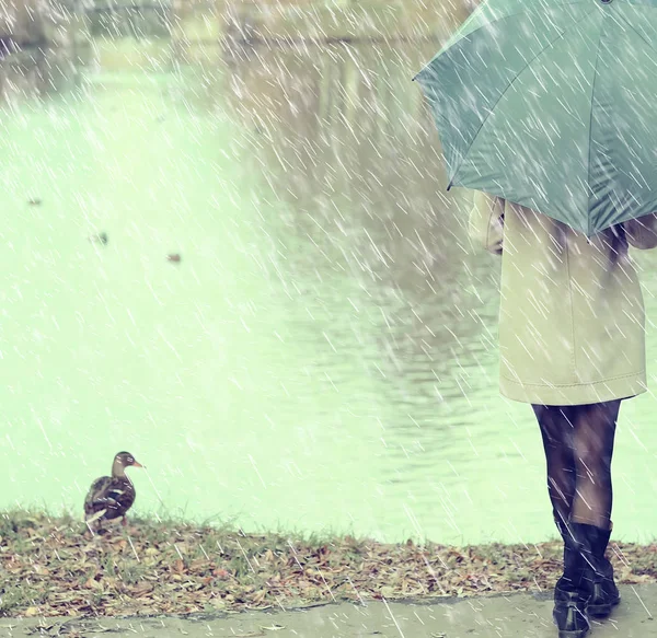 Őszi Esőcseppek Modell Eső Időjárás Lány Őszi Megjelenés Fröccsenés Esőcseppek — Stock Fotó