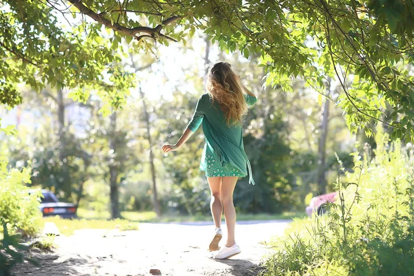 Sexy Bionda Passeggiata Estate Parco Stile Urbano Glamour Giovane Donna — Foto Stock