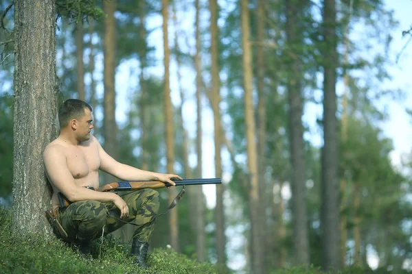 Hombre Caza Bosque Verano Paisaje Bosque Cazador Con Rifle Caza — Foto de Stock