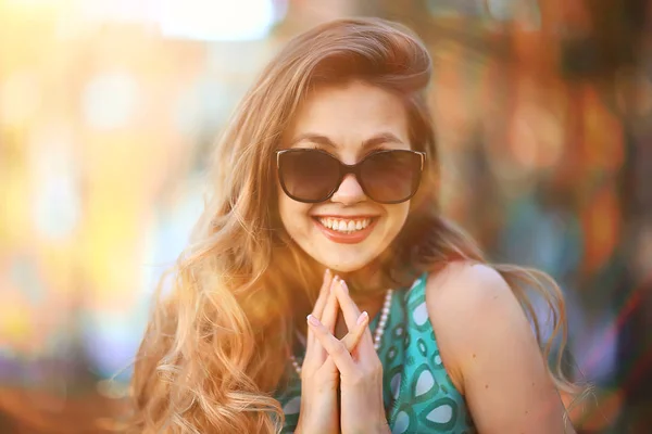 Веселая Блондинка Солнечных Очках Молодая Красивая Девушка Солнцезащитные Очки Женщина — стоковое фото