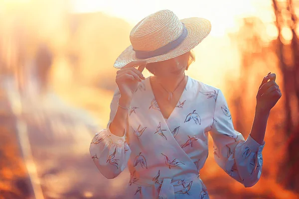 Glücklich Romantisches Mädchen Mit Strohhut Junges Modell Einem Kleid Sommertag — Stockfoto