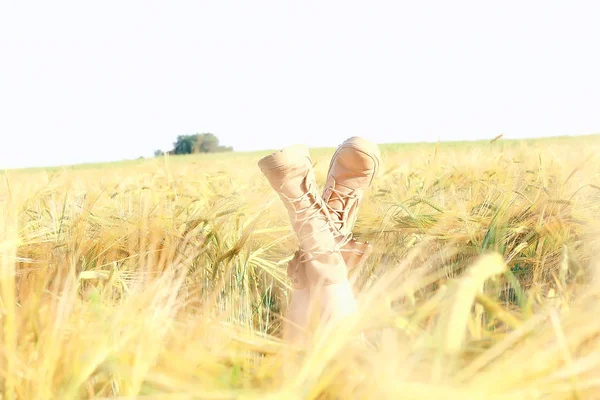 黄色い小麦畑で幸せな若い大人モデル フィールドの夏の幸福コンセプトガール — ストック写真