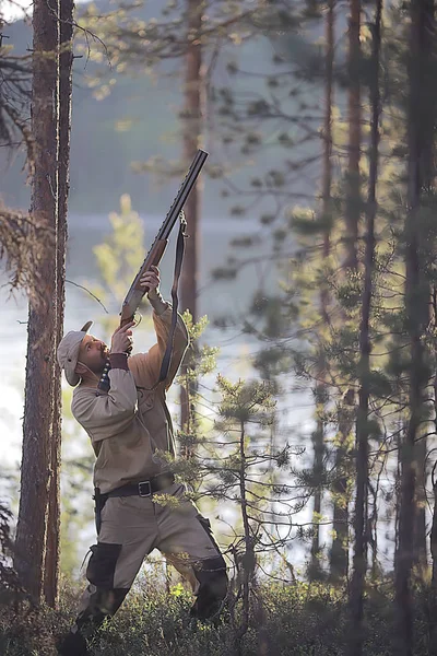 Człowiek Idzie Polowanie Las Lato Krajobraz Lesie Łowca Karabinu Myśliwego — Zdjęcie stockowe