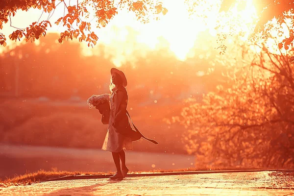 夏のイブニングドレスで夕日シルエット帽子女の子 モデル 太陽の下でシルエット美しいフルレングスモデル — ストック写真