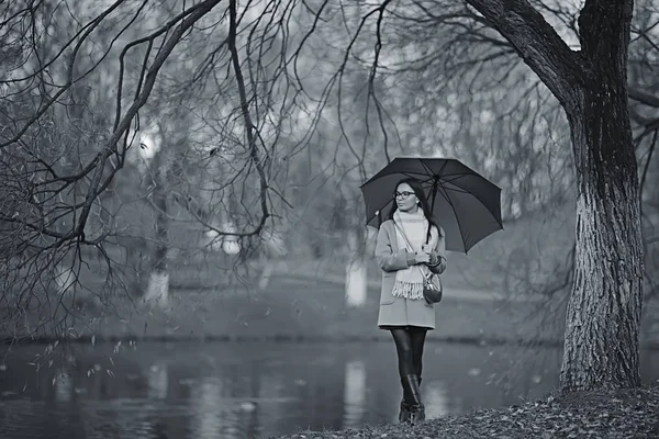 Paraplu Vijver Herfst Vrouw Oktober Een Stadspark Bij Vijver Landschap — Stockfoto