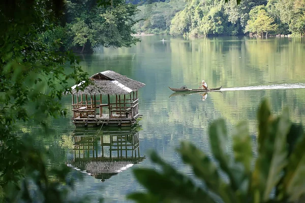 gölde manzara, filipin adaları / yüzen bir ev ile tropikal yanardağ gölü