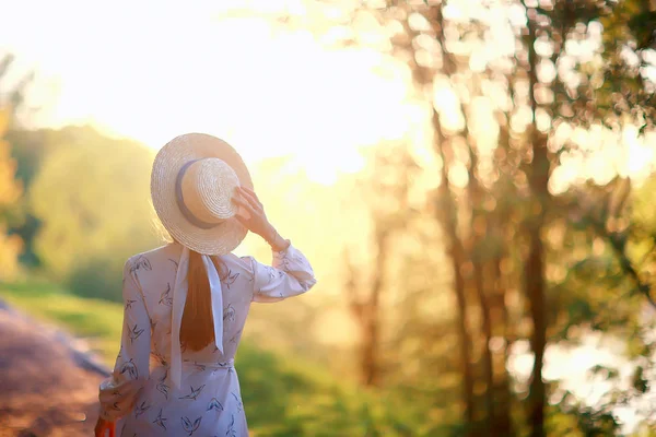 Sonne Sonnenuntergang Silhouette Hut Mädchen Modell Einem Sommerabendkleid Silhouette Der — Stockfoto