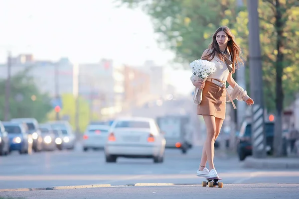 街の花を持つ幸せな女の子 夏の写真若い美しい女の子は 街の通りに花の花束を持っています — ストック写真