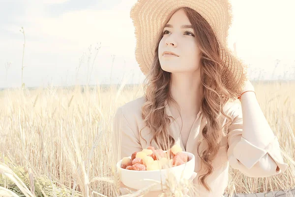 Dziewczyna Maliny Jedzą Pole Piknikowe Słońce Dorosły Młody Model Jedzenia — Zdjęcie stockowe
