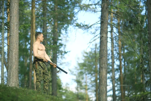 人去狩猎森林夏天 景观在森林 猎人与猎枪狩猎 — 图库照片