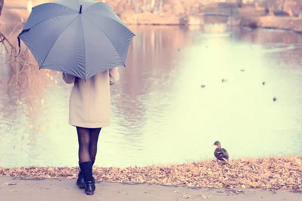 Jeune Femme Parapluie Automne Automne Look Tendance Modèle Avec Parapluie — Photo
