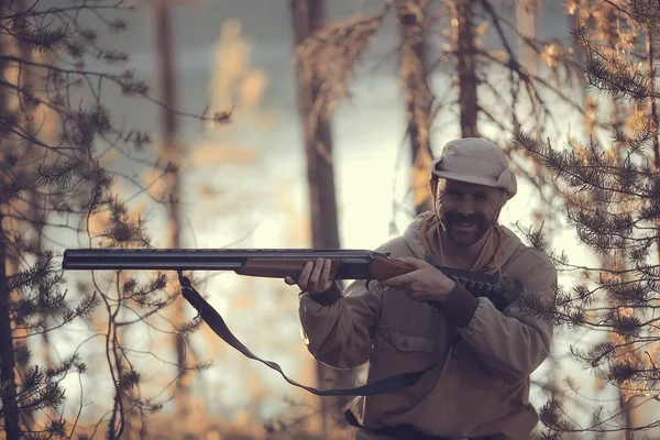 Chasseur Chasseur Avec Pistolet Chasse Dans Forêt Automne Paysage Arbres — Photo
