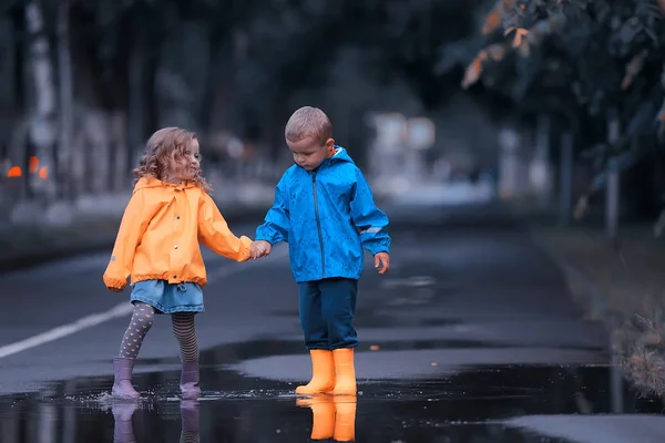 Enfant Imperméable Joue Dehors Sous Pluie Photo Saison Temps Automne — Photo